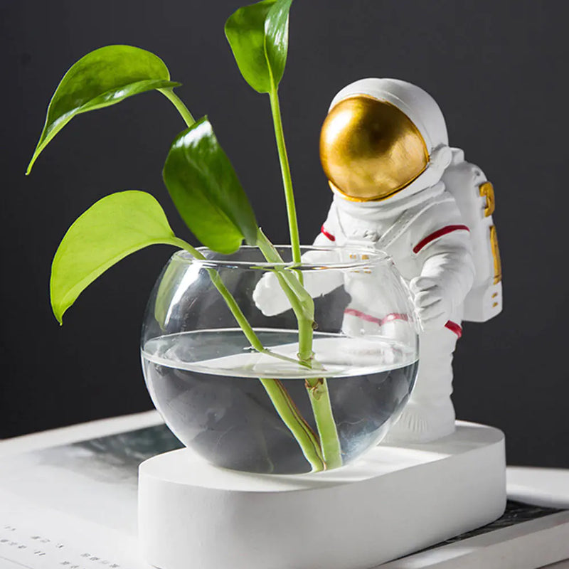 Load image into Gallery viewer, Nordic Astronaut Resin Decorative Flowerpot Ornaments Astronaut Flowerpot Astronaut Glass Vase Desk Vase Home Decor Accessories
